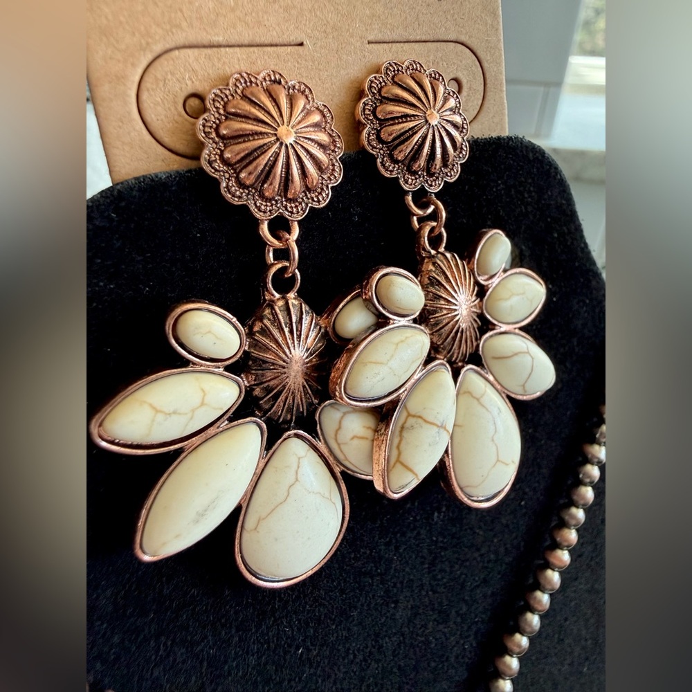 Copper-Tone Cream Stone Western Pendant Necklace & Earrings Set - Picture 2 of 8